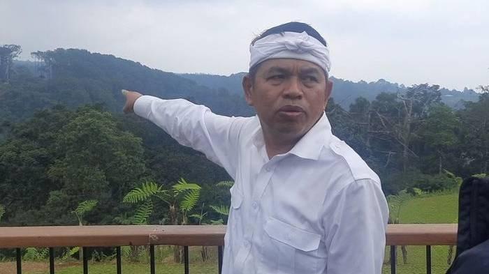 DEDI MULYADI SEGEL TEMPAT WISATA - Gubernur Jawa Barat Dedi Mulyadi tak kuasa menahan tangis ketika melihat alih guna lahan di kawasan Puncak Bogor, Jawa Barat. Alih guna lahan ini menjadi pemicu banjir berulang di kawasan berhawa dingin tersebut.