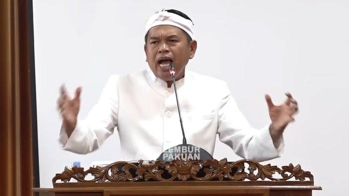 SENTIL PEJABAT DIAM - Tangkapan layar unggahan channel YouTube LEMBUR PAKUAN CHANNEL, Rabu (16/4/2025). Gubernur Jawa Barat, Dedi Mulyadi, sentil para pejabat yang terkesan diam ketika lingkungan rusak oleh oknum pengusaha tambang.