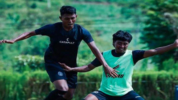 Dedik Setiawan dan Bayu Aji saat berduel merebut bola dalam sesi latihan tim Arema FC di lapangan ARG Soccer Field Lawang pada Selasa (19/11/2024)