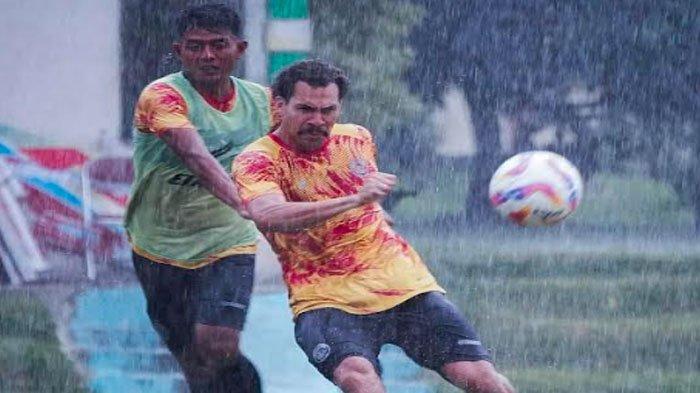 Dedik Setiawan dan Pablo Oliveira saat menjalani latihan di lapangan ARG Soccer Field Lawang di bawah guyuran hujan deras pada Senin (18/11/2024).