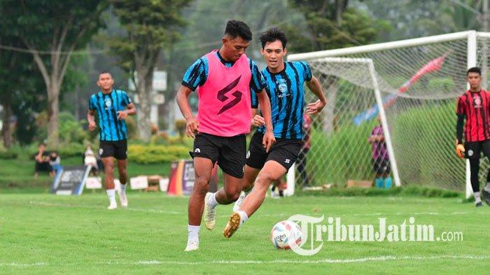 Dedik Setiawan dan Syaeful Anwar saat berebut bola dalam sesi latihan tim Arema FC di Lapangan ARG Lawang Malang pada Senin (8/1/2024).
