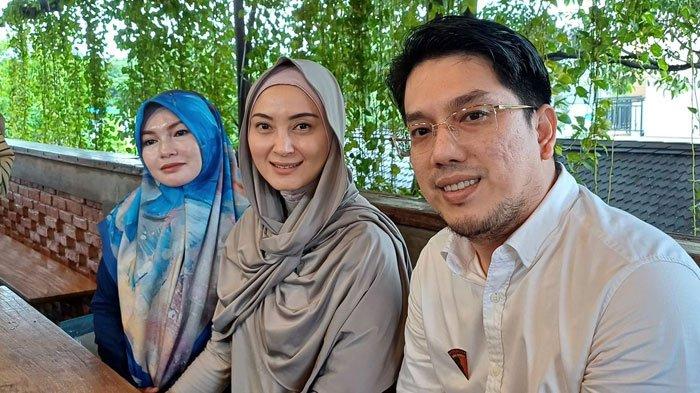 Della Puspita dan suaminya, Arman Yosi saat ditemui di Grand Kota Bintang, Bekasi, Selasa (28/1/2025). Della bernazar pensiun di usia 45 tahun.