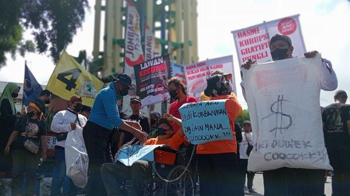 Massa Forum Rembug Masyarakat Jombang (FRMJ) kembali menggelar aksi unjuk rasa minta Pemerintah Kabupaten (Pemkab) Jombang tegas berantas korupsi.