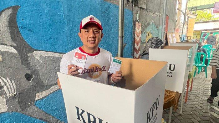 Kepala Badan Pemenangan (BP) Pemilu PDIP Jawa Timur, Deni Wicaksono, saat memberikan hak suaranya di TPS 13 Kelurahan Banyu Urip, Kecamatan Sawahan, Kota Surabaya, Rabu (27/11/2024).