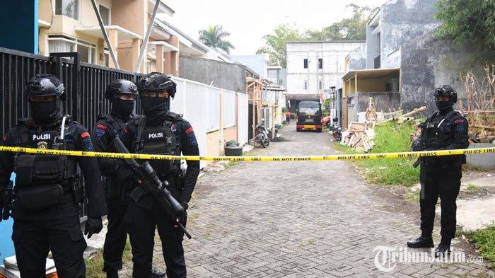 Densus 88 Anti Teror Mabes Polri melakukan penggeledahan rumah seorang terduga teroris di Perumahan Bunga Tanjung, Kecamatan Junrejo, Kota Batu, Jawa Timur, Kamis (1/8/2024)