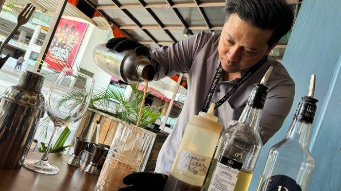 Deretan sajian minuman khas Sulawesi yang diramu oleh Bartender Aditya seperti es brenebon, es palu butung, es tji mei, dan es saraba. Pilihan minuman ini dihadirkan sebagai bagian dari program Cita Rasa Rempah Sulawesi oleh One Deck Gastropub Artotel TS Suites Surabaya, Selasa (1/10/2024).