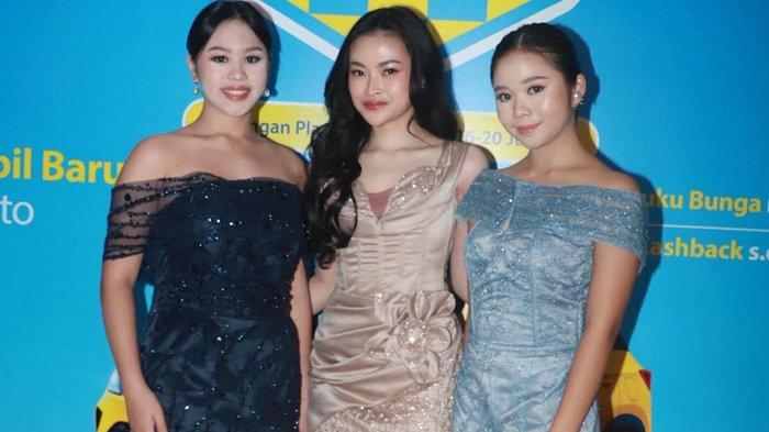 KOLEKSI BUSANA PESTA - Desainer muda, Shasha Regina (tengah) menampilkan karyanya di panggung runway Tunjungan Plaza Surabaya, Sabtu (19/7/2025). Berbekal kecintaannya pada dunia fesyen, belajar di Sekolah Mode Esmod Jakarta dan mempelajari manajemen bisnis untuk lini butiknya, membawa Shasha untuk bersiap di panggung runway internasional membawa sejumlah koleksi busana pesta.