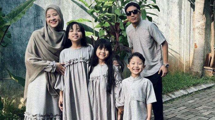 Desta dan Natasha Rizky bersama anak-anak mereka.