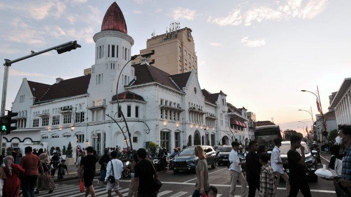 Destinasi Baru - Beberapa titik wisata kota lama di kawasan Surabaya utara yang banyak dibanjiri pengunjung. Ada Zona Eropa meliputi Jalan Kalimas, Jalan Veteran, Jalan Sikatan dan Jalan Rajawali; Zona Pecinan meliputi Jalan Karet, Jalan Kembang Jepun, hingga Jalan Panggung; serta Zona Ampel menjangkau Jalan Pegirian, Jalan Sasak, hingga Jalan KH Mansyur, termasuk makam Sunan Ampel dan Masjid Ampel.
