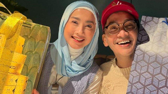 DISINDIR - Potret kebersamaan artis Ruben Onsu dengan Desy Ratnasari saat tukar kado. Desy mengaku cuek disindir Sarwendah dan Maia Estianty terkait hubungannya dengan Ruben, Rabu (5/2/2025).