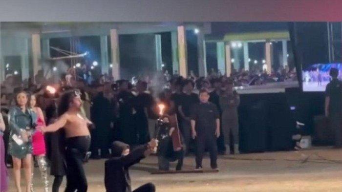 Detik-detik Jenggot Limbad Terbakar Saat Atraksi Sembur Api di Madiun Hingga Dilarikan ke RS
