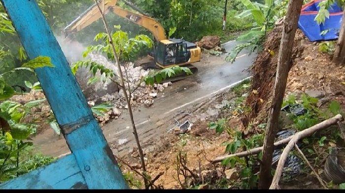 Detik-detik Mencekam Longsor di Pacitan, Batu Besar Berjatuhan, Rumah Warga Bergetar. Insiden longsor batu besar di Pacitan ini terjadi pada Sabtu (20/1/2024) lewat tengah malam