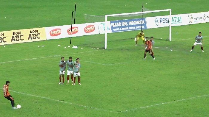 Detik-detik Ricga menjebol gawang Persedikab Kediri melalui tendangan bebasnya pada menit 75, Kamis (1/2/2024) sore.