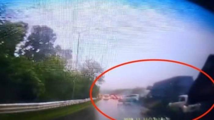 Detik-detik mencekam kecelakaan di Tol Cipularang.