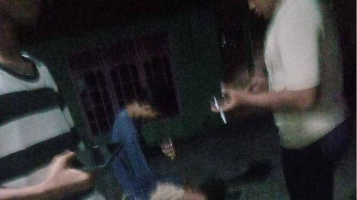 APES AYAH SATU INI - Momen apes justru dirasakan seorang ayah yang memiliki niat untung merawat bayinya sendiri. Diduga pelaku saat membawa kabur hp milik Nopal saat COD di wilayah Mesat Kecamatan Lubuklinggau Timur II, Minggu (1/6/2025).