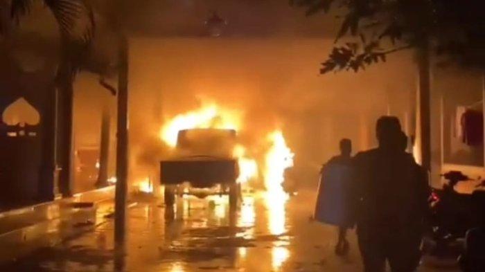 TERBAKAR DASYAT : Detik-detik sejumlah kendaraan bermotor milik Sahrawi (45), warga Desa Tlageh, Kecamatan Banyuates, Kabupaten Sampang, Madura terbakar, pada Senin (7/4/2025) sekitar 02.00 wib. Diduga dibakar orang tidak dikenal.