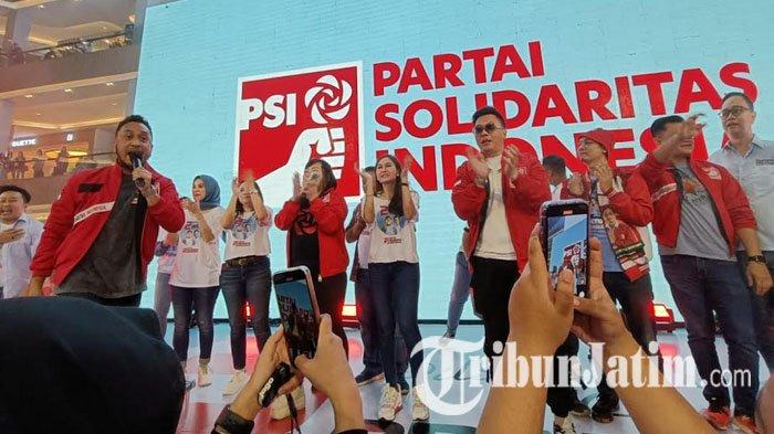 Dewan Pembina PSI, Giring Ganesha turut memeriahkan Flash Mob Generasi Z Kota Surabaya untuk pemenangan Capres-Cawapres, Prabowo-Gibran di Pakuwon Mall Surabaya, Senin (29/1/2024) sore.