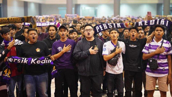 Dewan Pembina Persik Kediri, Hanindhito Himawan Pramana saat menghadiri acara nobar Arema FC vs Persik Kediri bersama para Persikmania, Senin (27/11/2023).