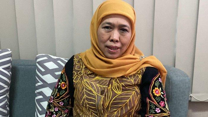 Dewan Pembina TKN Prabowo-Gibran Khofifah Indar Parawansa saat diwawancara terkait rencana pembacaan putusan MK terkait sengketa Pilpres 2024, di sekolah Khadijah, Kamis (18/4/2024).