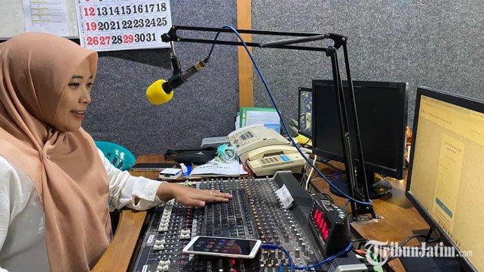 Dewi Karya Susilowati saat membuka akun untuk melihat pengumuman seleksi PPPK