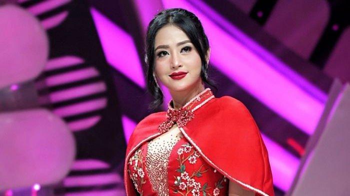 Pedangdut Dewi Perssik mendadak membahas taaruf. Ia mengaku ingin taaruf untuk menemukan jodohnya.