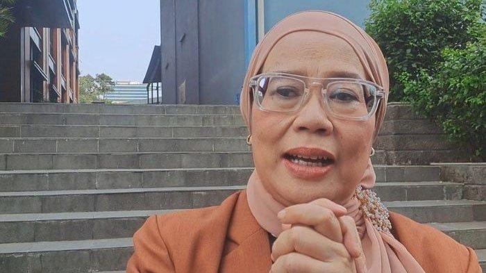 DEWI YULL - Penyanyi legendaris Dewi Yull ungkap alami kebutaan di salah satu matanya. Ungkap awalnya mengalami minus tinggi. 