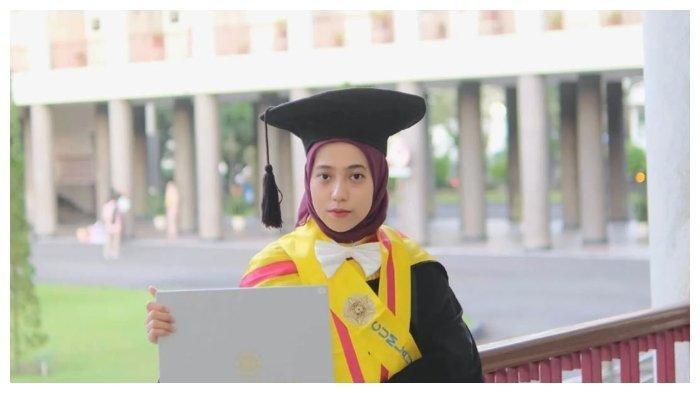 DOKTOR MUDA - Dewi Agustiningsih, dari Program Studi Kimia, Fakultas Matematika dan Ilmu Pengetahuan Alam (FMIPA) UGM, dinobatkan sebagai lulusan tercepat dan termuda doktor (S3). la lulus pada usia 26 tahun 6 bulan.