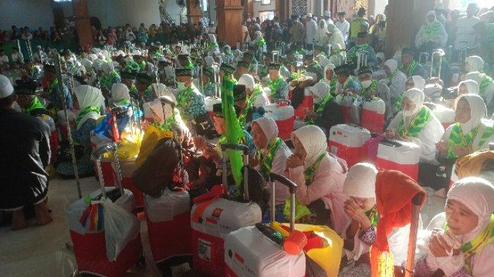 Jemaah haji Lamongan yang akan berangkat ke Arab Saudi.