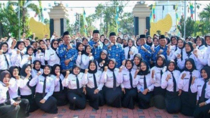 Diantara para tenaga PPPK formasi guru foto bareng bupati usai menerima SK pengangkatan pada Tahun 2023 lalu