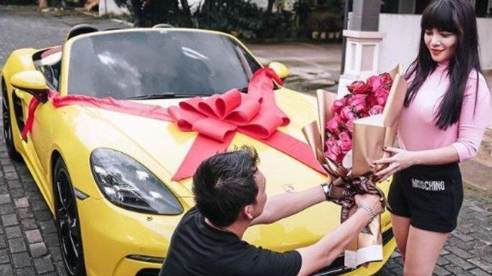Dinar Candy pamer hadiah mobil mewah dari Ko Apex.