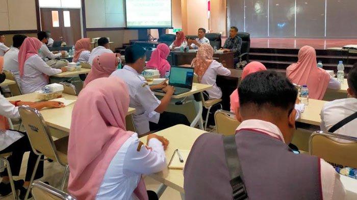 Dinas Kesehatan (Dinkes) Kabupaten Kediri menggelar agenda rapat koordinasi (rakor) evaluasi penerapan bridging di Sistem Pelayanan Puskesmas Kabupaten Kediri (Teman Mas Abdi), di RSUD SLG Kabupaten Kediri, Rabu (7/8/2024).