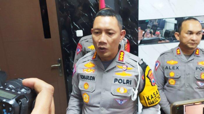 Direktur Ditlantas Polda Jatim Kombes Pol Komarudin di Ruang Rapat Wira Pratama, Gedung Satuan PJR Ditlantas Mapolda Jatim, Rabu (3/1/2024).
