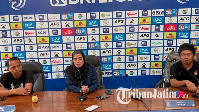 Direktur Persik Kediri, Souraiya Farina (tengah) didampingi oleh Manajer Persik Kediri, Sayid Nur Ichsan (kiri), saat menghadiri konferensi pers, Jumat (19/4/2024).