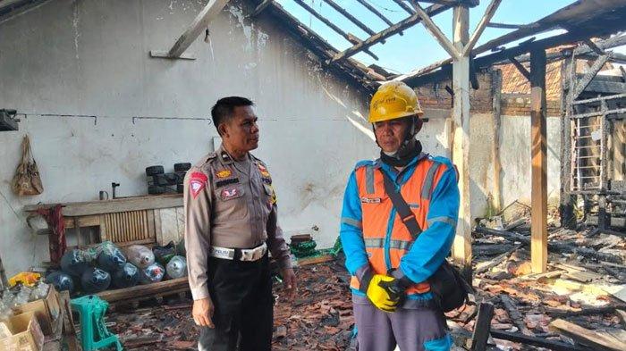 KEBAKARAN RUMAH - Petugas kepolisian bersama petugas PLN melakukan pengecekan rumah milik Suratman (41) yang mengalami kebakaran, Jumat (28/3/2025). Dari kejadian ini korban diperkirakan mengalami kerugian materiil mencapai Rp45 juta.