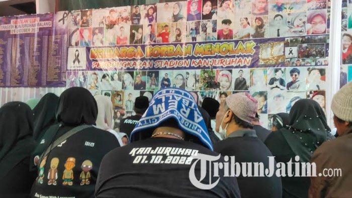 Doa bersama yang dilakukan oleh Aremania dan keluarga korban Tragedi Kanjuruhan di depan pintu 13 Stadion Kanjuruhan Malang, untuk mengenang dua tahun Tragedi Kanjuruhan, Selasa (1/10/2024).