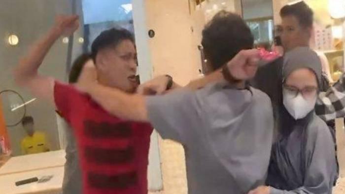 Dokter Koas FK Unsri dianiaya oleh pria berbaju merah di cafe di Kota Palembang.