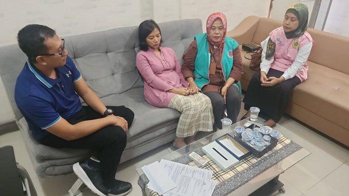 Dokter Qory yang hilang 4 hari tanpa kabar akhirnya ditemukan. Ia didampingi dua wanita saat berada di Polres Bogor.
