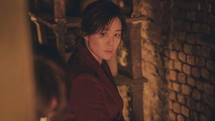 Drama Korea Netflix The Bequeathed berkisah tentang seorang wanita bernama Yoon Seo Ha (Kim Hyun Joo), yang secara tak terduga mewarisi kuburan setelah kematian pamannya.