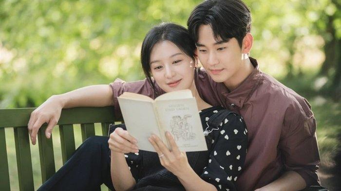 Drama Korea Queen of Tears dibintangi Park Sung Hoon yang berperan sebagai Yoon Eun Sang, mantan analis Wall Street dan pakar M&A. Ada juga Kwak Dong Yeon yang memerankan karakter Hong Soo Cheol, CEO dari Queens Mart sekaligus adik dari Hae In.
