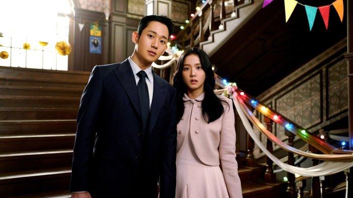 Drama Korea Snowdrop menceritakan kisah cinta antara Im Soo Ho (Jung Hae In), mata-mata Korea Utara yang menyamar sebagai mahasiswa dan Eun Young Ro (Jisoo), mahasiswi jurusan bahasa Inggris yang ayahnya pimpinan agen pemerintah.