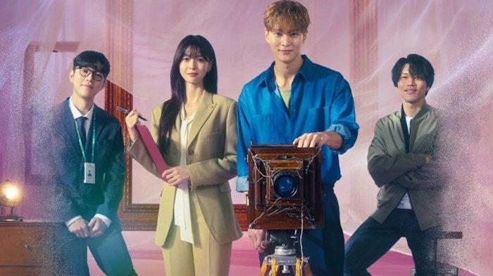 Drama Korea The Midnight Studio menceritakan studio foto profesional yang hanya dikhususkan untuk para hantu. Seo Ki Joo (Joo Won) adalah seorang fotografer yang menjadi pemilik studio foto itu.