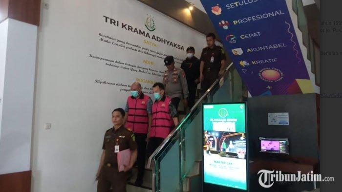 M. Taufiqurrahman, mantan Direktur Pembinaan Pedagang periode 2019-2023, dan Masrur, Kepala Cabang Selatan PD Pasar Surya berjalan menuruni tangga untuk diberangkatkan ke Rutan Kejati Jatim, Senin (9/12/2024).