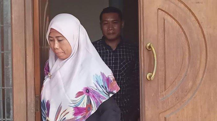 Dua anggota PPK Margomulyo keluar dari ruang pemeriksaan, Selasa (5/3/2024) sore.
