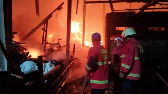 Dua dapur milik warga Dusun Tanjung, Desa Sambijajar, Kecamatan Sumbergempol, Tulungagung, terbakar hebat, pada Jumat (5/7/2024) menjelang subuh.