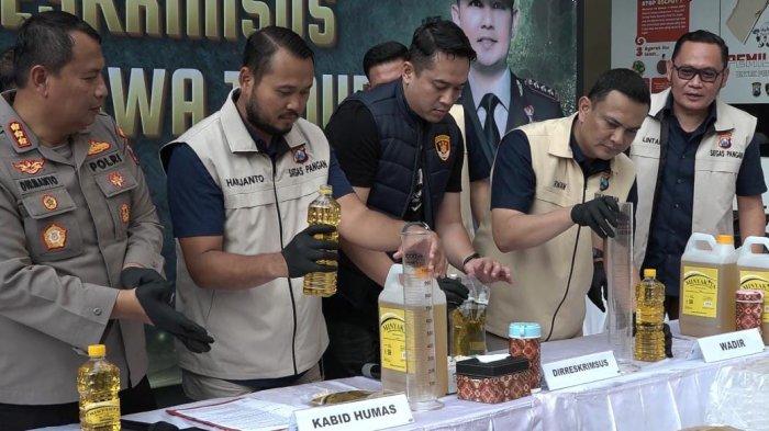 MINYAKITA PALSU-Dua pabrik pengemasan minyakita palsu di Kabupaten Sampang dan Kecamatan Rungkut, Kota Surabaya, digerebek Satgas Pangan Polda Jatim. Barang bukti hasil penggerebekan disita di depan halaman Gedung Ditreskrimsus Mapolda Jatim, pada Rabu (12/3/2025)