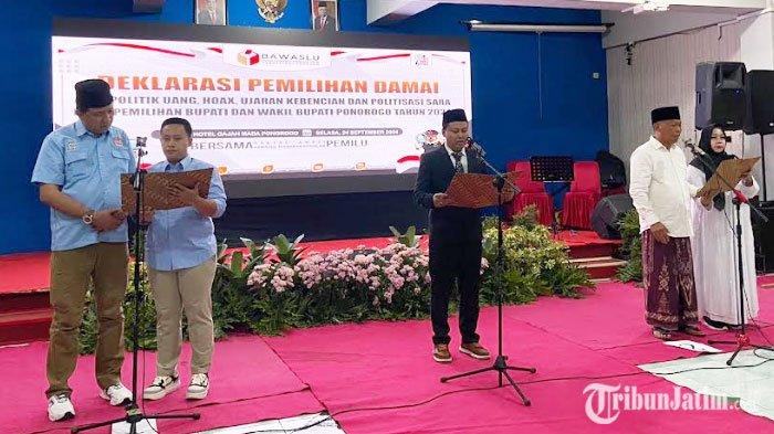 Dua paslon Pilkada Ponorogo 2024 saat deklarasi damai yang digelar oleh Bawaslu Ponorogo