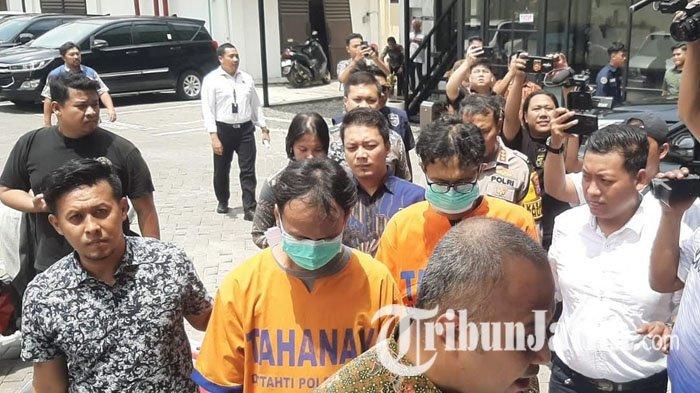 Dua pelaku dari agensi pembuatan iklan yang diduga menjual konten video casting para wanita calon modelnya ditangkap Anggota Tim Siber Dirtipidsiber Polda Jatim, Jumat (20/12/2024). 
