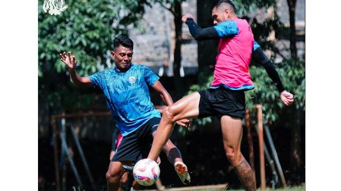 LATIHAN - Dua pemain Arema FC, Dedik Setiawan dan Julian Guevara saat terlibat duel dalam sesi latihan tim Arema FC di Lapangan Universitas Brawijaya Malang, sebagai persiapan terakhir menghadapi Malut United di pekan 25 Liga 1 2024/2025, Selasa (4/3/2025).
