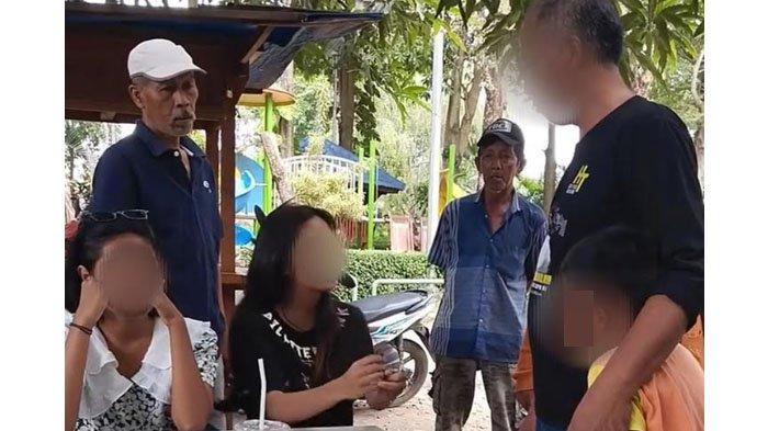 Dua remaja putri yang turut diamankan karena diduga memaksa bocah 7 tahun menenggak minuman keras (miras) di kawasan Taman Kali Ngrowo, Kelurahan Sembung, Kecamatan Tulungagung, Tulungagung, Jawa Timur (Jatim), Minggu (26/5/2024).