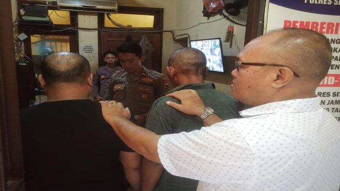 Dua tersangka perjudian saat akan dimasukkan ke ruang tahanan oleh penyidik Satreskrim Polres Situbondo, Kamis (28/3/2024).